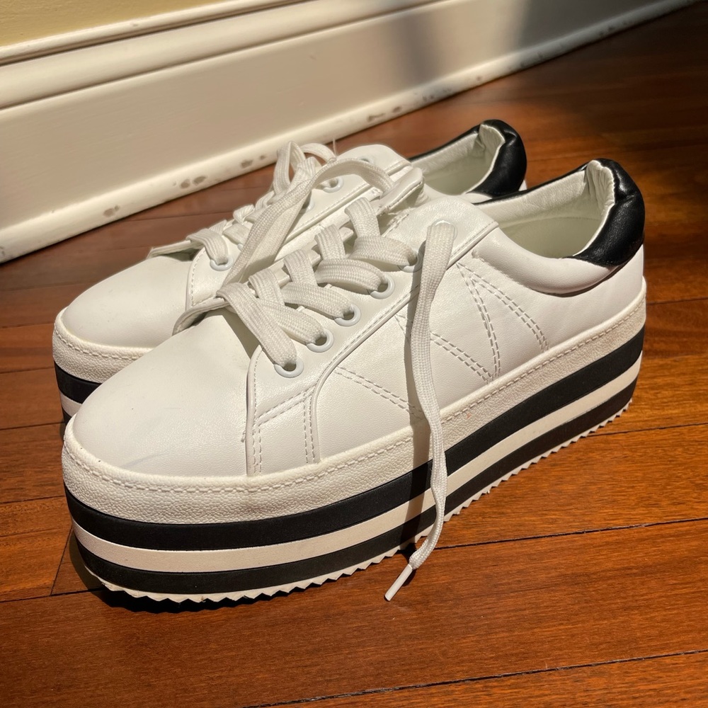 BESTELLE COMFORTABLE STYLISH B&W SNEAKERS